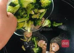 Illustration of how to make fried shrimps with broccoli 11