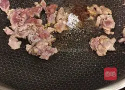 Illustration of how to make cucumber and fried meat 9