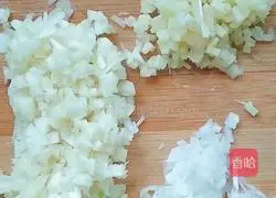 Illustration of how to make hibiscus crab bucket 4