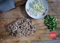 Illustration of how to stir-fry chicken intestines with pepper 1