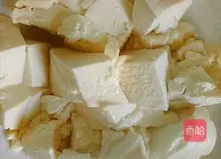 Illustration of how to make crucian carp white jade soup 3