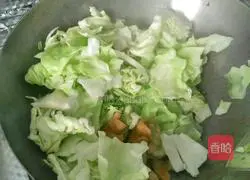 Illustration of how to stir-fry cabbage with oil residue 3