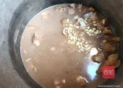 Soybean braised pig's trotters recipe 7