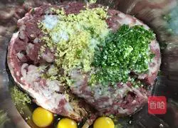 Illustration of how to make thin meat dumplings 1