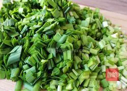 Illustration of how to make fried leeks and shrimp paste 1