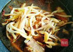 Illustration of how to cook ribs with daylily 13