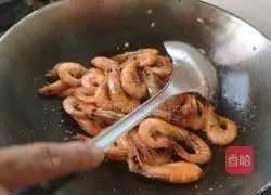 Illustration of how to make salt and pepper shrimp 4