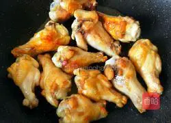 Illustration of how to suck the roots of chicken wings 8