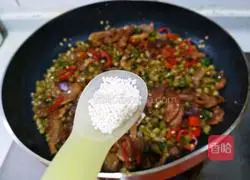 Illustration of how to stir-fry soaked cowpeas with oil residue 11