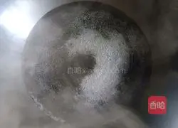 Illustration of how to stir-fry brussel sprouts and mustard with minced garlic 6