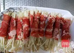 Illustration of making black pepper fat beef and enoki mushrooms 5