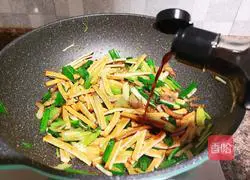 Illustration of how to stir-fry garlic sprouts 11