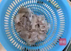 Illustration of how to stir-fry mutton with onions 2