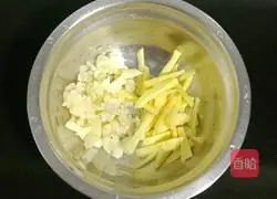 Celery and radish Illustration of how to make stir-fried beef 3