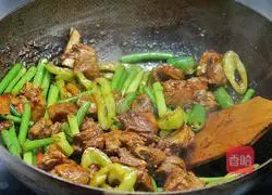 Illustration of how to stir-fry pork ribs with garlic moss in Korean sauce 4