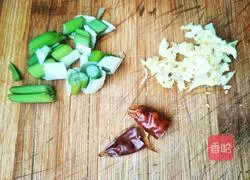 Illustration of how to make fried pork slices with celery 1