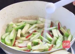 Illustration of how to stir-fry shrimps with loofah 12