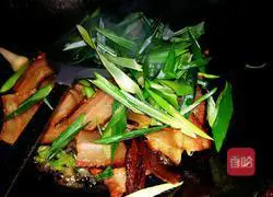 Illustration of how to stir-fry bacon with green garlic 5