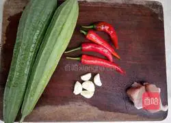 Illustration of how to make stir-fried pork slices with loofah 2