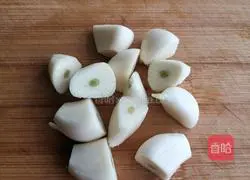 Illustration of how to make garlic asparagus and beef cubes 1