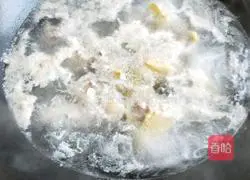 Illustration of how to make braised chicken with fresh abalone 1