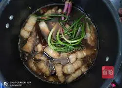 Illustration of making braised pork belly with soy sauce 3