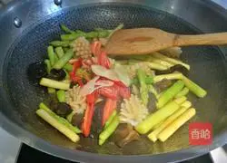 Illustration of how to make fried asparagus with squid flowers 4