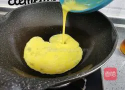 Illustration of how to make fried eggs with garlic moss 5