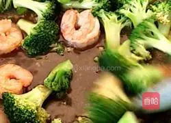 Illustration of how to make shrimp and broccoli 9