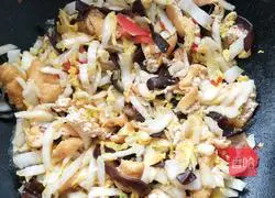 Illustration of how to stir-fry cabbage, fungus and oil fruit 4