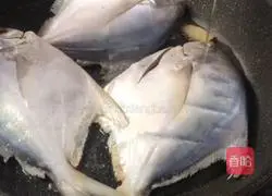 Illustration of how to make pan-fried Shiracang fish 4