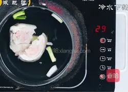 Illustration of how to make peanuts and southern suckling pig trotters for weight loss 4