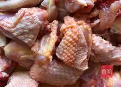 Illustration of how to make braised chicken with mushrooms and yellow beans 1