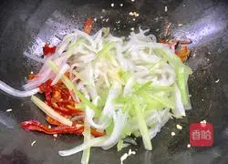 Illustration of how to make stir-fried shredded pork with cabbage, stems, celery and celery 15