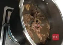 Illustration of how to make beef brisket with chopped colored pepper 4