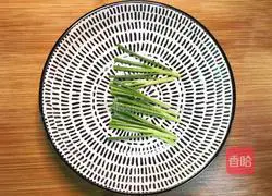 Illustration of how to make steamed chicken with golden needles and fungus 11