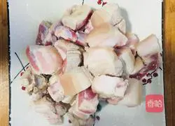 Illustration of how to cook pork with dried bamboo shoots 1