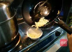 Illustration of how to make quick-fried three shredded silkworms 6