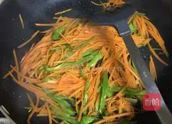 Illustration of how to make shredded carrots and beef 8