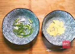 Illustration of how to make meat stuffed with garlic moss 2