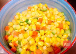 Illustration of how to stir-fry three diced diced vegetables 5