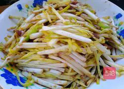 Illustration of how to make fried pork with garlic 5