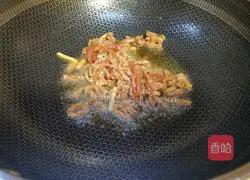 Illustration of how to stir-fry shredded beef and lettuce slices 4