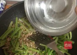 Illustration of how to make shredded celery and pork 6