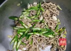 Stir-fried pepper chicken intestines Practice illustration 6