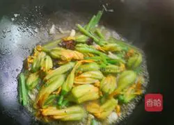 Illustration of how to make fried black pork with pumpkin flowers 4