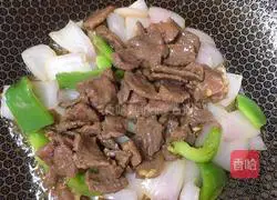 Illustration of how to make fried beef with onions 5