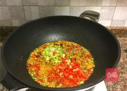 Illustration of how to cook fish with pickled pepper and black bean sauce 9