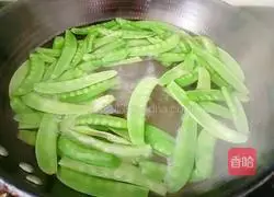 Illustration of how to make scrambled eggs with snow peas 4
