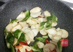 Illustration of how to stir-fry bacon with king oyster mushrooms 11